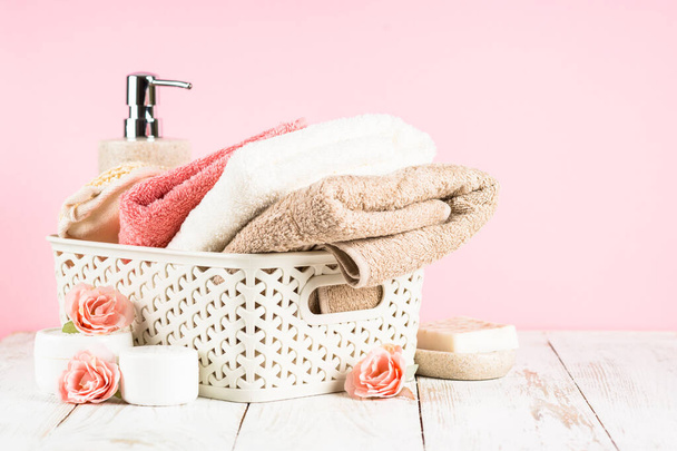 Masada seramik sabun ve havlular olan banyo arka planı.. - Fotoğraf, Görsel