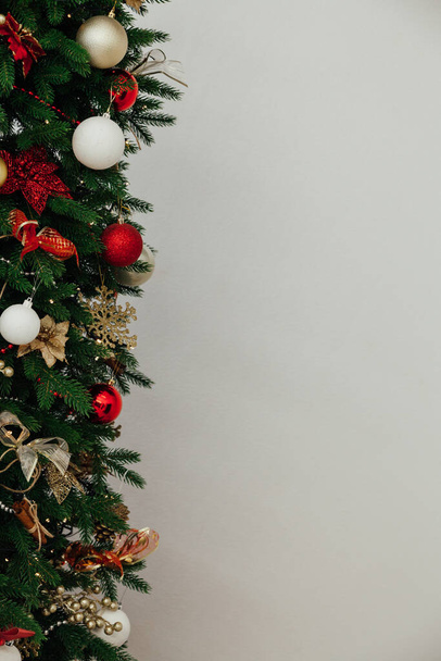 Kerst boom twijgen met decorballen voor nieuwjaar plaats voor inscripties - Foto, afbeelding