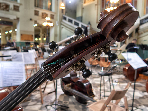 die Musikinstrumente des Symphonieorchesters ruhen vor dem Konzert. - Foto, Bild