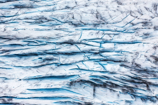 Ісландія. Руйнування льодовика в Ісландії через глобальне потепління. Повітряний вид на льодовик. Пейзаж в Ісландії в денний час. Відоме місце в Ісландії. Зображення подорожей - Фото, зображення