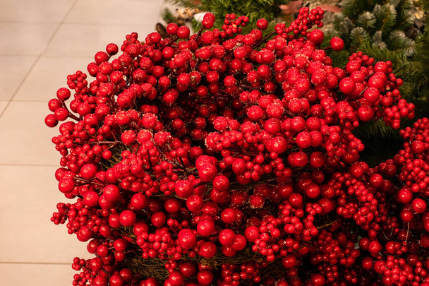 Bir demet meşe çelengi. Noel 'in kırmızı donmuş meyveleri. Bulanık kış arkaplanı, tasarım için noel dekorasyonu - Fotoğraf, Görsel