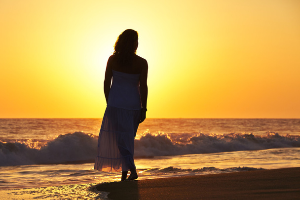 женщина на пляже - Фото, изображение