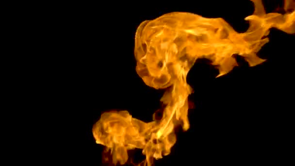 Vidéo au ralenti du feu et des flammes.Un foyer, un gaz brûlant ou de l'essence brûle avec le feu et les flammes.Les flammes et les étincelles brûlantes gros plan, les motifs du feu.Une lueur infernale de feu dans l'obscurité avec espace de copie - Séquence, vidéo