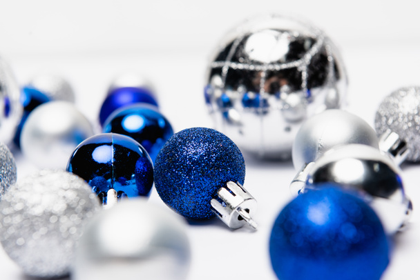 blau, silberner Weihnachtsschmuck auf weißem Hintergrund - Foto, Bild