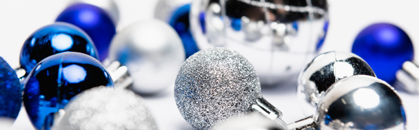 голубой, серебристый Рождественские украшения на белом фоне, баннер - Фото, изображение