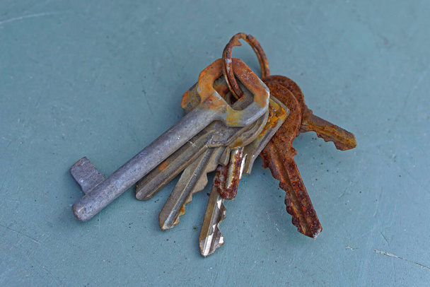 Conjunto de chaves velhas enferrujadas para fechaduras domésticas - Foto, Imagem