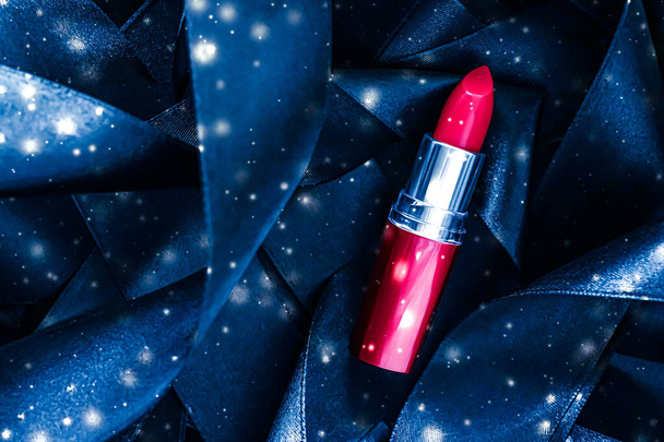 Batom vermelho em seda azul e brilho brilhante fundo, maquiagem de luxo e beleza cosmética - Foto, Imagem