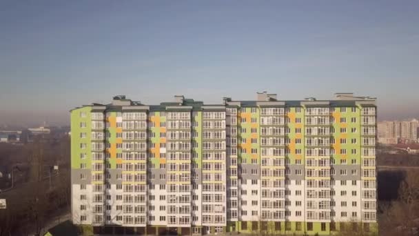 Luchtopname van een hoog woonappartementengebouw met veel ramen en balkons. - Video