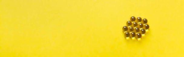 on a yellow bright background vitamina tablets capsules - Valokuva, kuva