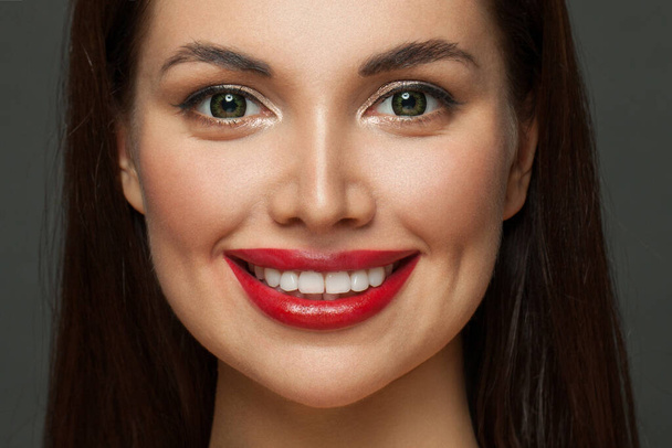 Zdravá žena úsměv s bílými zuby, žena tvář zblízka - Fotografie, Obrázek