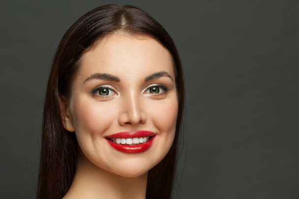Gezonde vrouwelijke glimlach met witte tanden en rode lippen, vrouw gezicht close-up - Foto, afbeelding