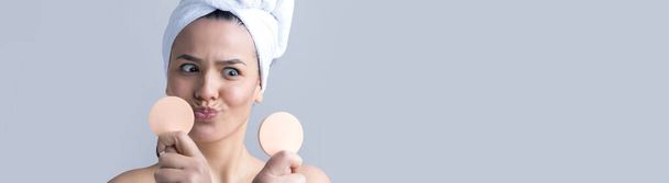 Schoonheidsportret van de vrouw in witte handdoek op het hoofd met een spons voor een lichaam met het oog op een roze hart. Huidverzorging eco biologische cosmetische spa ontspannen concept. - Foto, afbeelding