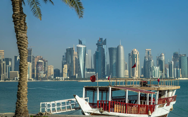 Vista del Distrito Financiero de Doha desde el paseo marítimo de Cornualles con los Dhows amarrados en el golf persa, Qatar. - Foto, imagen