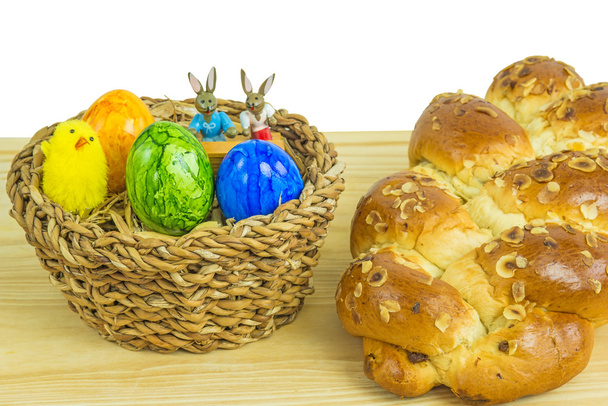 Ninho de Páscoa com pão de levedura empanado
 - Foto, Imagem