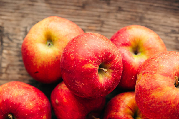 zralé červené jablko na dřevěném pozadí horizontální - Fotografie, Obrázek
