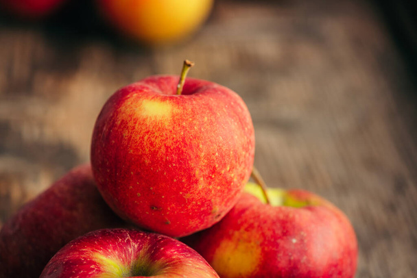 спелое красное яблоко на деревянном фоне горизонтально - Фото, изображение