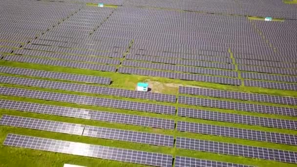 Légi felvétel a naperőmű mezejéről. Elektromos fotovoltaikus panelek tiszta ökológiai energia előállítására. - Felvétel, videó