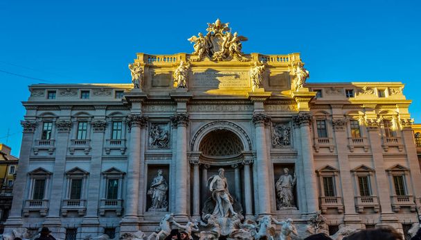 Zatłoczona Fontana Di Trevi lub Fontanna di Trevi w Rzymie Włochy Europa w szczycie sezonu - Zdjęcie, obraz