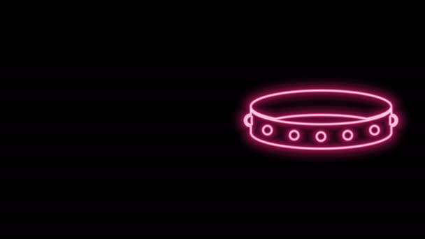 Leuchtender neonfarbener Lederfetischkragen mit Metalldornen an der Oberfläche, isoliert auf schwarzem Hintergrund. Fetisch-Accessoire. Sexspielzeug für Männer und Frauen. 4K Video Motion Grafik Animation - Filmmaterial, Video