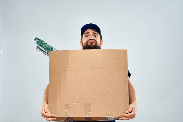 Hombre trabajador carga entrega cajas en manos embalaje estilo de vida - Foto, Imagen