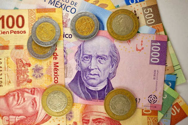 Багато мексиканських песо купюр поширюються випадково на плоску поверхню
 - Фото, зображення
