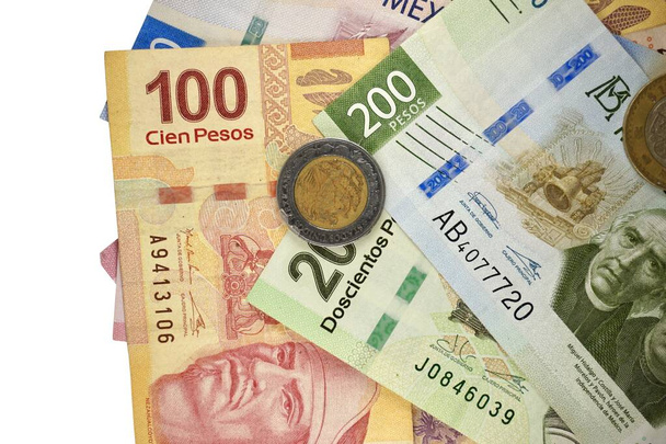 Un grupo de 20 billetes de 50 100 200 500 y 1000 pesos mexicanos aislados sobre fondo blanco
 - Foto, imagen