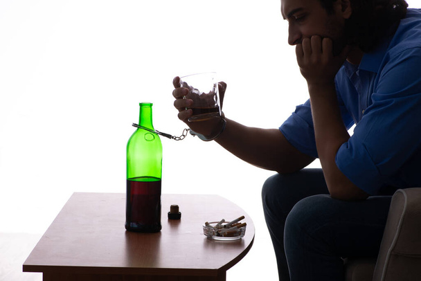 Młody człowiek cierpiący na alkoholizm - Zdjęcie, obraz