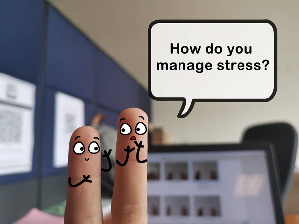 Два пальці прикрашені як дві людини в офісі. Вони обговорюють проблеми управління стресом
. - Фото, зображення
