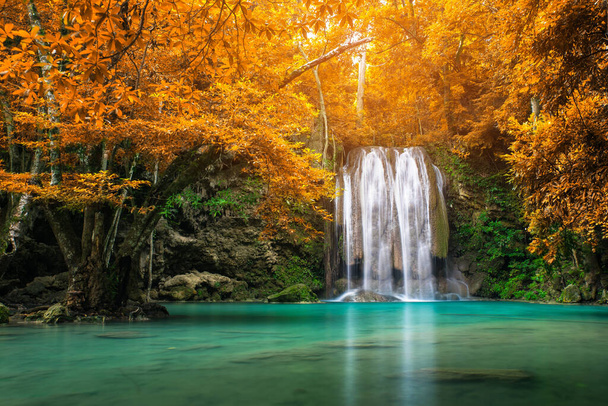 Increíble en la naturaleza, hermosa cascada en el colorido bosque de otoño en temporada de otoño - Foto, imagen