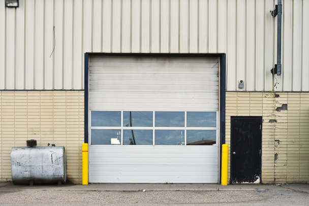 Una imagen de una puerta aérea cerrada en un edificio industrial.  - Foto, imagen