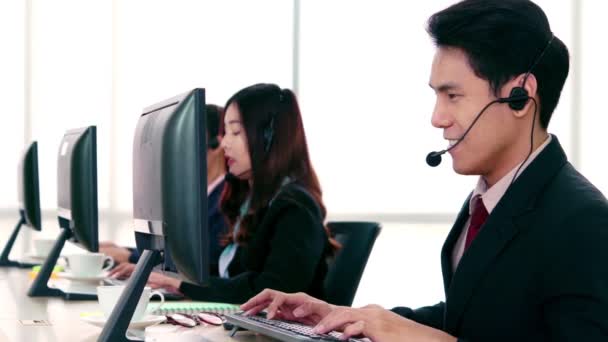Επιχειρηματίες που φορούν ακουστικά και εργάζονται στο γραφείο - Πλάνα, βίντεο