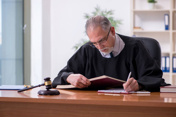 Vecchio giudice maschio che lavora in tribunale - Foto, immagini
