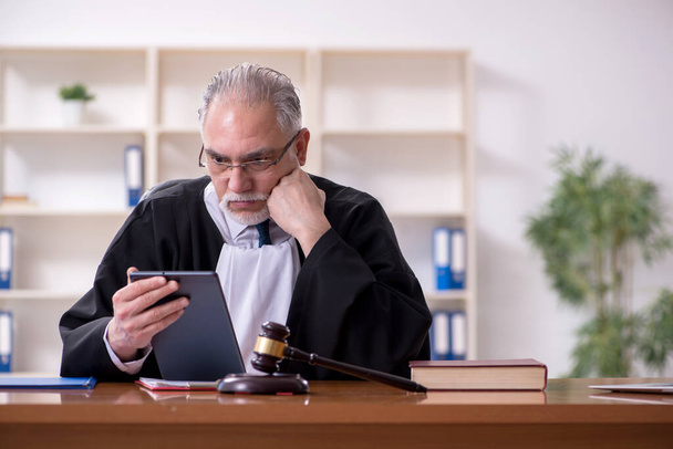 Viejo juez trabajando en el juzgado - Foto, Imagen