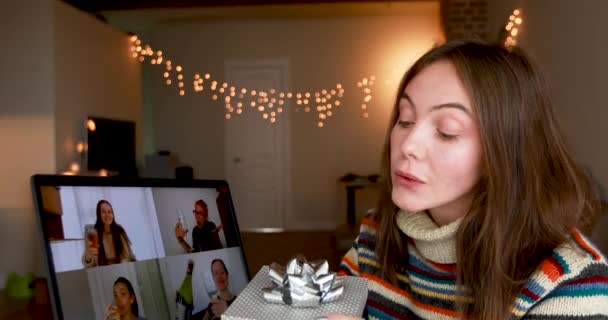 Женщина празднует Рождество с друзьями онлайн - Кадры, видео
