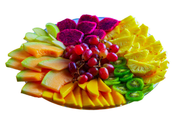 Meyve tepsisi kırmızı pitaya ejder meyvesi, ananas, üzüm, mango, kavun, kivi beyaz arka planda izole edilmiş.. - Fotoğraf, Görsel
