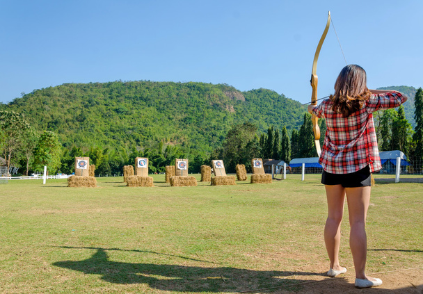 ženské archer zaměřených na cíl - Fotografie, Obrázek