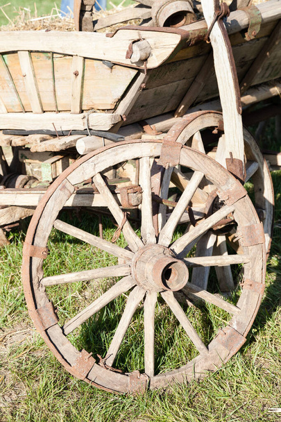 Gros plan de vieux chariot en bois avec roue  - Photo, image