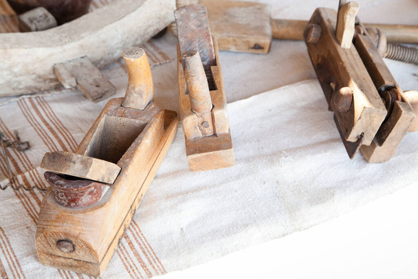 Sluitingen van oude houten timmerschaafbanken met selectieve focus - Foto, afbeelding