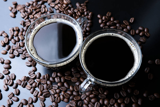 Horizontale opname van espresso en gebrande koffiebonen, close-up - Foto, afbeelding