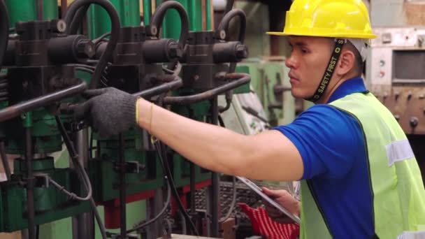 Розумний працівник заводу використовує машину в заводському цеху
 - Кадри, відео