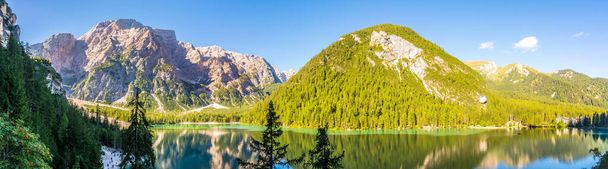Panoramiczny widok na górską przyrodę z jeziorem Braies w południowym Tyrolu we Włoszech  - Zdjęcie, obraz