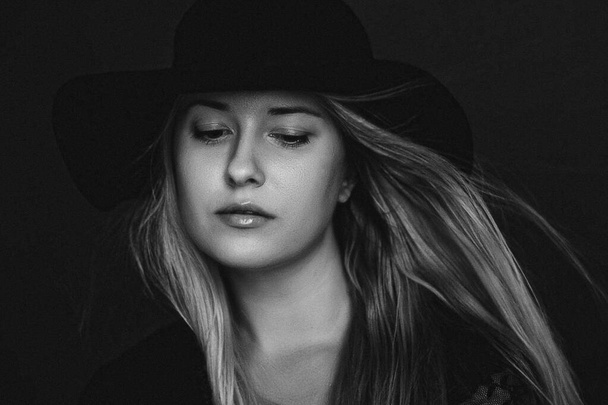 Kaunis blondi nainen yllään hattu, taiteellinen elokuva muotokuva mustavalkoisena muoti kampanja ja kauneusmerkki - Valokuva, kuva