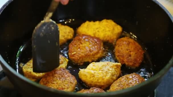 Zbliżenie toczenia smażenia kotlety wegetariańskie z soczewicy - Materiał filmowy, wideo