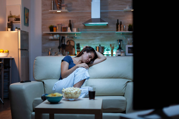 Femme au foyer s'endormir dans le salon - Photo, image