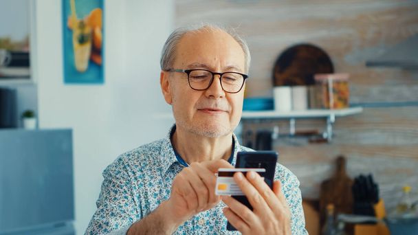 Pensioner paying online - Foto, immagini