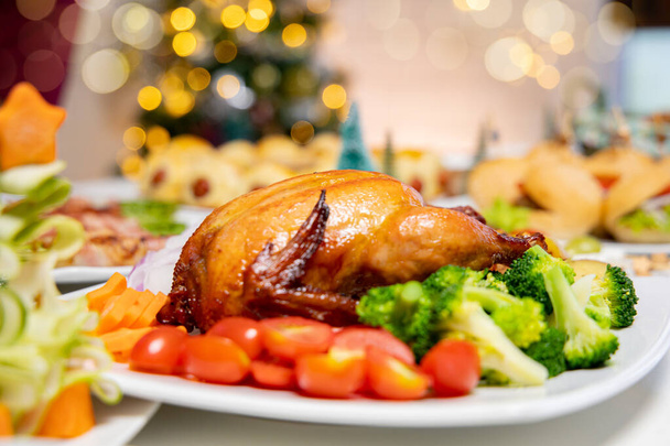 Roasted  chicken  with sauce and grilled autumn vegetables: corn  on wooden table, top view, frame. Christmas or Thanksgiving Day or christmas ,new year  food concept. - Foto, Bild