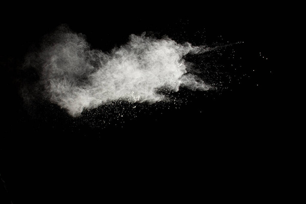 Beyaz toz patlaması bulutları. Beyaz toz parçacıklarının hareketsiz hareketi siyah arkaplana sıçrar.. - Fotoğraf, Görsel