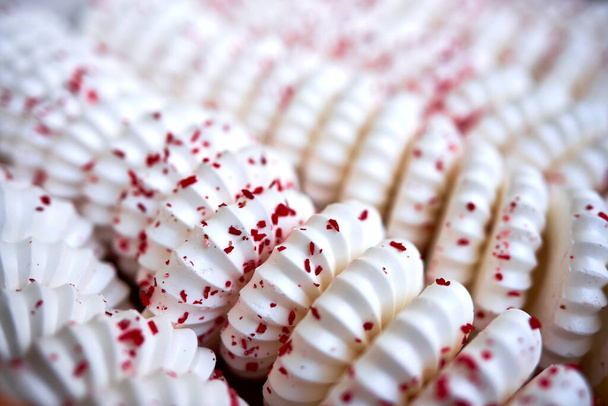 Hintergrund weißer Baiser-Torten mit Streusel aus rotem Gebäck - Foto, Bild