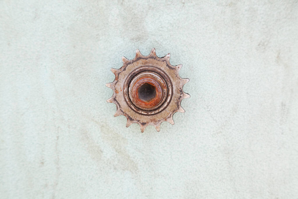 primer plano de engranaje oxidado en la pared sucia con espacio de copia - Foto, Imagen