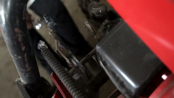Fecho do mecânico com as mãos sujas fixando algum equipamento com chave inglesa - Filmagem, Vídeo